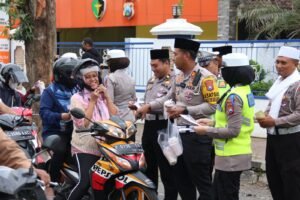 Ops Keselamatan Semeru 2024 di Bulan Ramadhan Polres Jember Berbagi Takjil Sambil Ajak Warga Tertib Lalin 