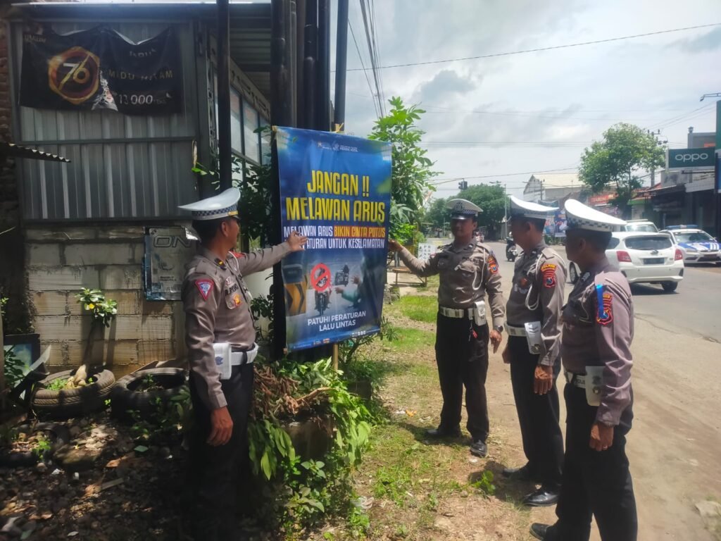Jelang Mudik Lebaran, Polres Kediri Kota Pasang Papan Himbauan di Beberapa Titik Rawan Laka