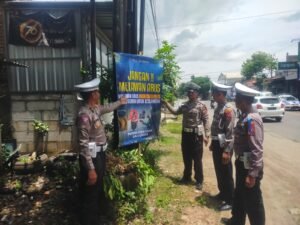 Jelang Mudik Lebaran, Polres Kediri Kota Pasang Papan Himbauan di Beberapa Titik Rawan Laka
