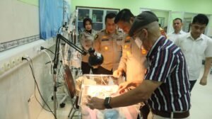 Peduli Kemanusiaan, Kapolres Kediri Jenguk Bayi yang Dibuang Diteras Rumah Warga