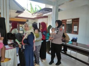 Dukung Pemerintah Tangani Stunting, Polwan Polres Mojokerto Bantu Sukseskan Posyandu.
