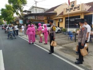 Kapolsek Mojo AKP Andang Pimpinan Langsung Kegiatan Bagi Takjil Dibulan Suci Ramadhan 1445/H