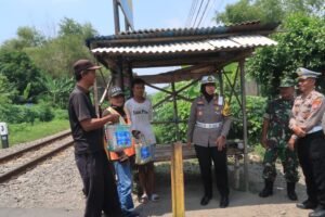 Ramadhan Berkah, Satlantas Polres Kediri Kota Berbagi Untuk Relawan Penjaga Perlintasan Kereta Api