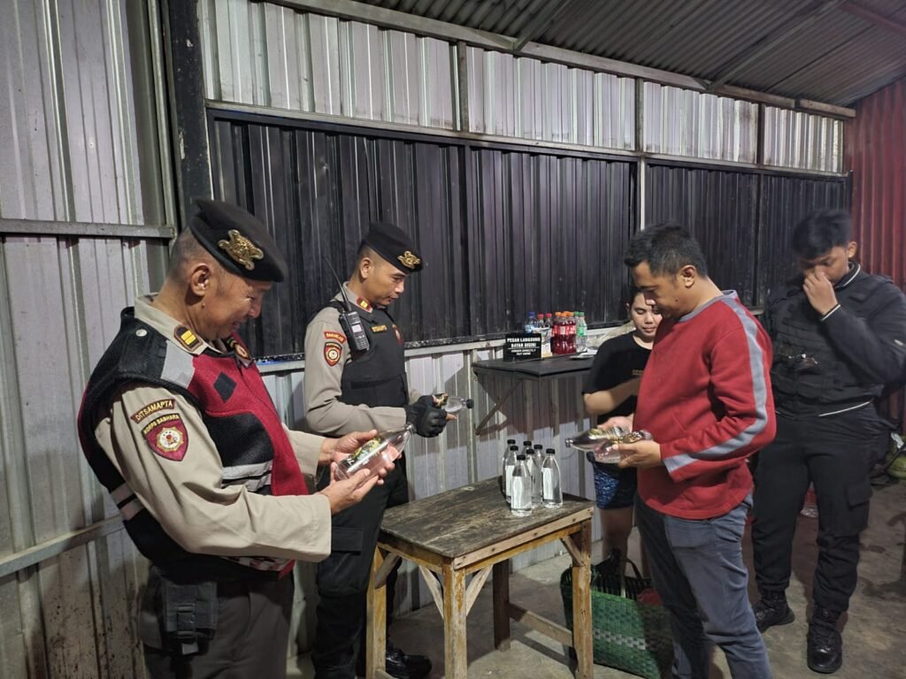 Gelar Operasi Pekat, Polres Kediri Kota Berhasil Amankan Puluhan Botol Miras