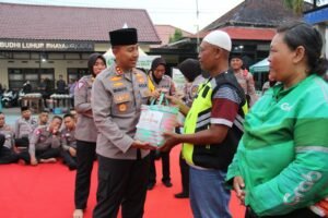 Buka Puasa Bareng Driver Ojol Dan Supeltas, Kapolres Kediri Kota Ajak Tertib Berlalu Lintas