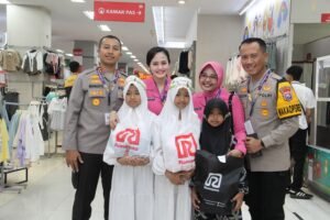 Senyum Ramadhan Penuh Berkah, Polres Kediri Kota Ajak Anak Yatim Belanja Baju Lebaran