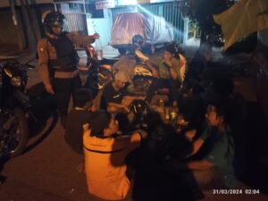 Gencarkan Patroli Sahur, Tim Patroli Polsek Mojoroto Bubarkan Puluhan Pesilat yang Bergerombol Tanpa Tujuan yang Jelas