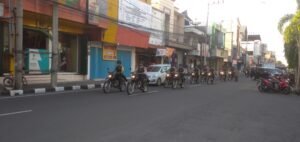 ” NGABUBU – RIDE SHOW Of FORCE  PATROL ” Polres Kediri Kota Ciptakan Rasa Aman Jelang Berbuka Puasa
