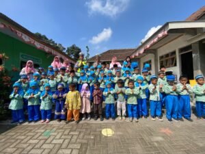 Program Panggung Boneka Semeru, Kanit Kamsel Kunjungi TK. Kusuma mulia Desa Watugede Kec Puncu Kab Kediri