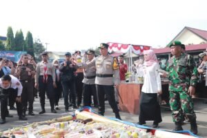 Polres Kediri Musnahkan BB Ribuan Botol Miras, Pil Narkoba dan Knalpot Brong