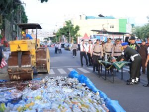Jelang Lebaran 2024, Polres Blitar Kota Musnahkan Ribuan Botol Miras