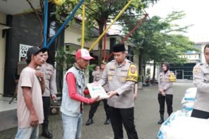 Jelang Lebaran, Polres Kediri Salurkan Ratusan Paket Zakat Fitrah