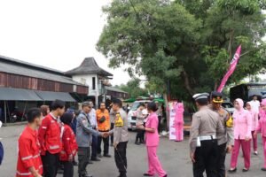 Kapolres Nganjuk Bersama Ketua Bhayangkari Cabang Nganjuk Beri Dukungan Moral Anggota Pos Pam dan Yan Operasi Ketupat Semeru 2024.