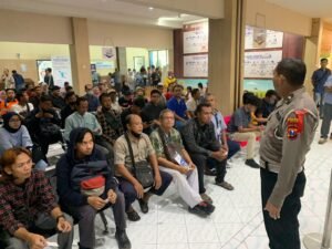 Masyarakat pasca libur dan cuti bersama, berbondong urus SIM di satpas polres Gresik, tanpa ada tambahan personil semua di laksanakan dengan aman, tertib dan lancar .