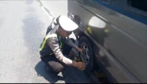 Tanggap, Petugas Posyan Pujahito Nganjuk Bantu Mobil yang Alami Pecah Ban