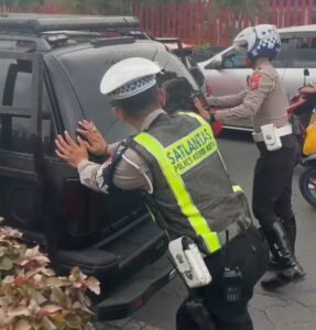 Aksi Polisi Kota Kediri Bantu Kendaraan Pemudik Mogok Hingga Kehabisan BBM