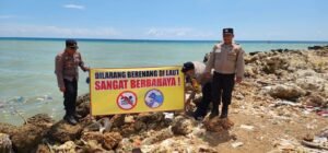 Cegah Laka Laut Polisi Pasang Banner Himbauan di Pantai Pamekasan