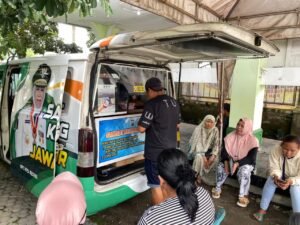 Pasca Libur Idul Fitri 2024 Pelayan Pajak Melalui Mobil Samsat Keliling Ramai di Kunjungi Masyarakat Di Kec. Wates Kab. Kediri