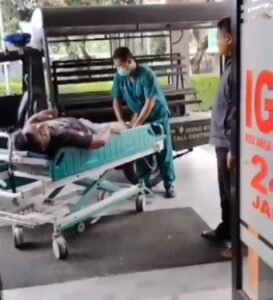 Patut di Acungi Jempol, Anggota Polsek Mojo Gercep Tolong Sopir Truk Yang Sakit di Bahu Jalan