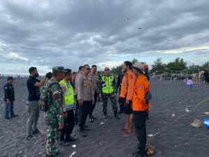 Cegah Laka Laut Pada Lebaran Ketupat Sinergitas TNI – Polri Beri Pengamanan di Pantai Watu Pecak Lumajang