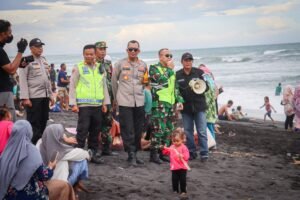 Cegah Laka Laut Pada Lebaran Ketupat Sinergitas TNI – Polri Beri Pengamanan di Pantai Watu Pecak Lumajang