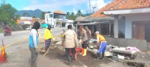 Sinergitas TNI Polri Bersihkan Saluran Air Pasca  Banjir di Lumajang