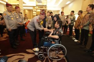 Korban Bom Gereja di Surabaya Terima Penghargaan dari Polri
