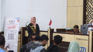 Berpakaian Adat Petugas Satpas SIM Polres Kediri Kota Layani Masyarakat di Hari Kartini