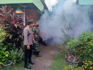 Cegah DBD Polisi Dampingi Dinkes Tulungagung Lakukan Fogging