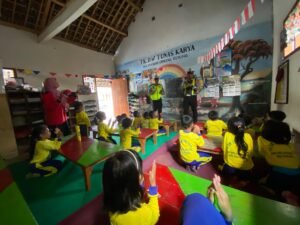 Giat Panggung Boneka Semeru Kanit Kamsel Sat Lantas Polres Kediri Kunjungi Dua TK Di Kediri