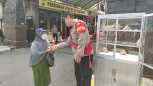 Jum’at Berkah, Polres Bojonegoro Sediakan Etalase Nasi Gratis