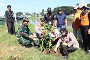 Peringati Hari Bumi, Kapolres Kediri Kota  Bersama Forkopimda Menanam Pohon dan Melepas Bibit Ikan