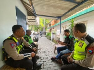 Kunjungi Pangkalan Ojek Online, Kanit Kamsel Sat Lantas Polres Kediri Himbau Tertib Berlalu lintas