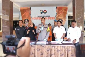 Dua Pria Diamankan Polisi Saat Asyik Main Judi “Online” di Lumajang