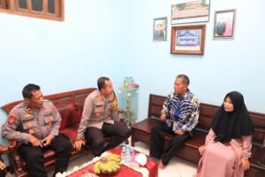 Kapolres Kediri Kota Anjangsana ke Anggota Yang Sakit