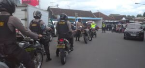 Kapolres Kediri Kota pimpin langsung pengamanan arus lalu lintas pada H+2 Lebaran 2024 di beberapa penggal jalan wilkum Polres Kediri Kota