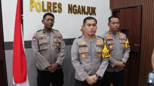 Kapolres Nganjuk Beri Bantuan Sosial Kepada Ilun Bocah SD yang Bantu Orang Tua Menjadi Pengumpul Sampah Daur Ulang