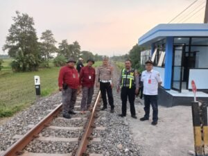 Sat Lantas Polres Kediri Turut Serta Cek Lokasi Pembangunan Pos Jaga Dan Palang Pintu Perlintasan Kereta Api JPL 291 Desa Baye Kec.Kayen Kidul