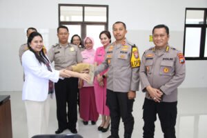 Sumringah, Anggota Polsek Semen Dapat Bantuan Tangan Palsu Dari Kapolres Kediri Kota
