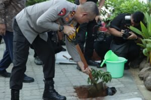 Peduli Lingkungan Kapolda Jatim Tanam dan Berbagi Bibit 3.000 Pohon di Gresik