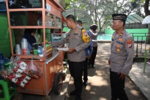 Kapolres Kediri Kota Borong Jajanan Kaki Lima saat Jum’at Curhat di Wahana Wisata