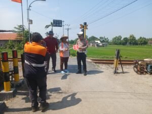 Sat Lantas Polres Kediri Kordinasi Penentuan Titik Pemasangan Palang Pintu KA JPL 291 di Baye Kec. Kayen Kidul Kabupaten Kediri