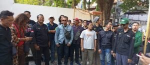 Warga gresik audensi ke KPU dan banwaslu menyuarakan keadilan atas kebijakan yang merugikan .