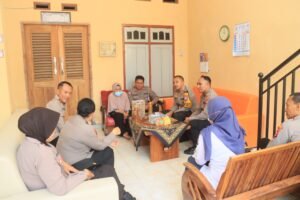 Kapolres Kediri Kota Anjangsana ke Rumah Personel yang Sakit Menahun