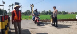 Polsek Pagu Rutin Pantau Perlintasan Rel KA Tanpa Palang Pintu Cegah Laka Lantas