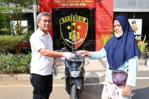 Hati Riang Seorang Emak Saat Motornya yang Hilang Ditemukan dan Dikembalikan Polres Tanjungperak