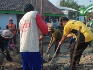 Peduli Sarana Ibadah, Personel Polsek Kunjang Kerja Bakti Pengecoran Masjid Baitus Syakur
