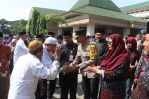 Kapolres Kediri Kota Bersama Forkopimda Lepas Calon Jemaah Haji Kota Kediri