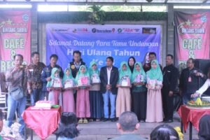 Santunan yatim piatu dan potong tumpeng warnai hari ulang tahun PT media pajaran Indonesia yang ke 3 tahun 2024 .