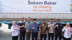 Bupati Gresik Lepas Ekspor Perdana Sekam Bakar ke Nagoya Jepang